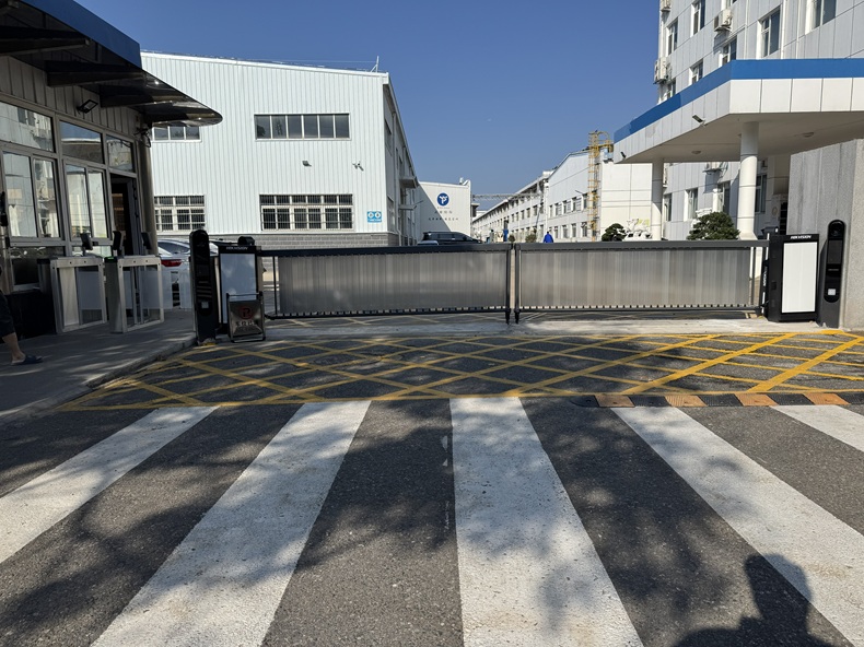 工廠大門(mén)人員及車(chē)輛出入管理系統(tǒng)